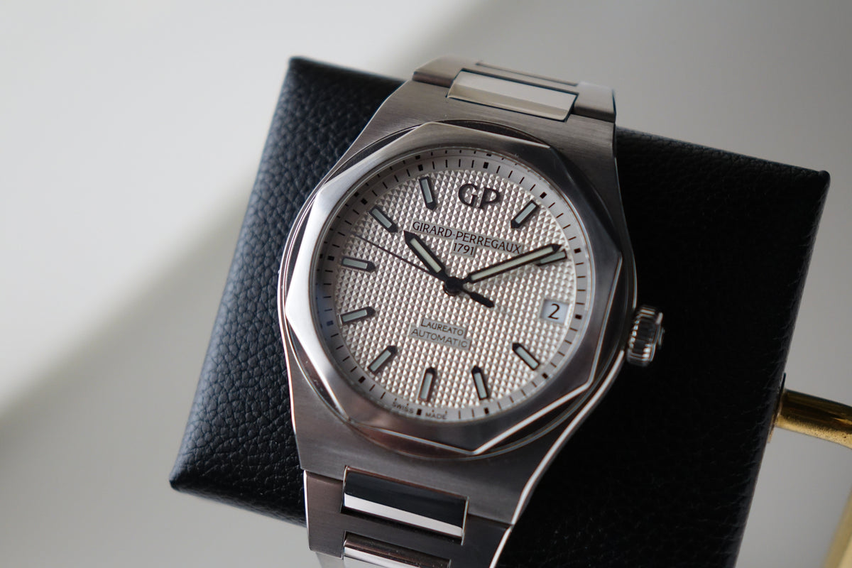 Girard Perregaux Laureato white 81010-11-131-11A