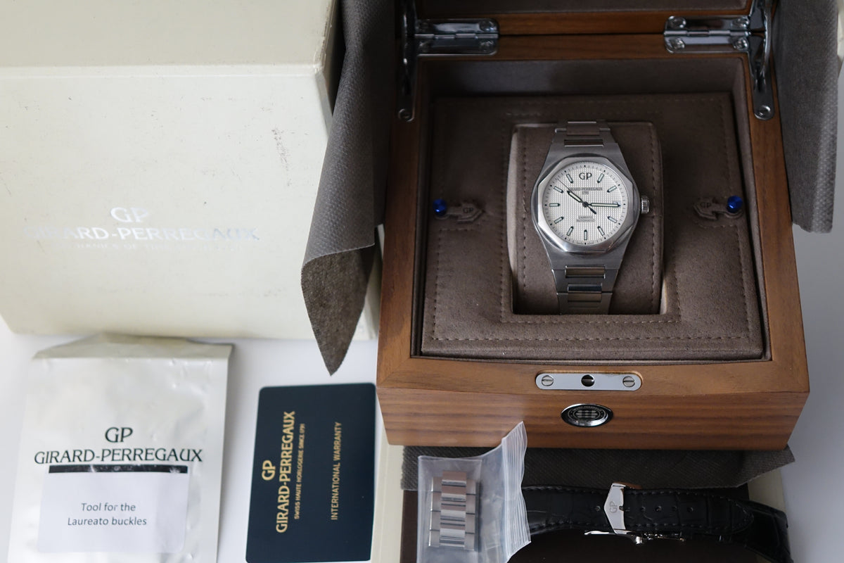 Girard Perregaux Laureato white 81010-11-131-11A